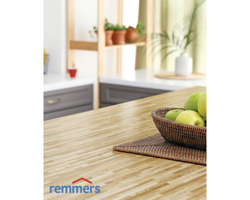 Küchenszene mit Holzarbeitsplatte, Obstschale und Remmers Logo