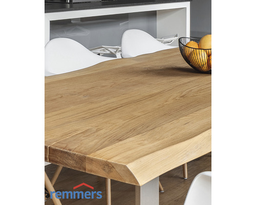 Esstisch aus Holz mit Obstschale und Stühlen