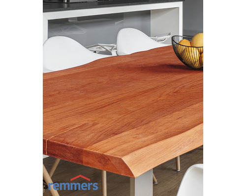 Esstisch mit Holzplatte und Obstschale auf einem Küchentisch