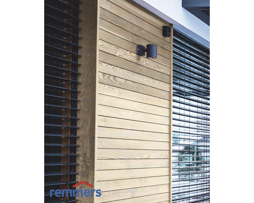 Holzfassade mit Außenleuchten und Jalousien