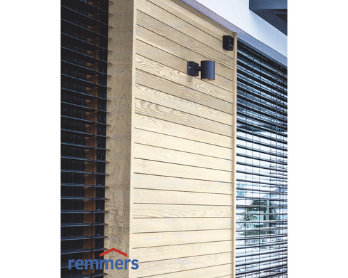 Holzfassade mit Außenleuchten und Fensterjalousien