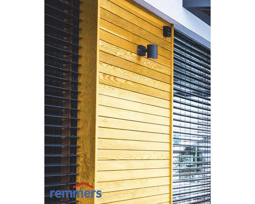 Holzfassade mit Außenleuchten und Fensterjalousien