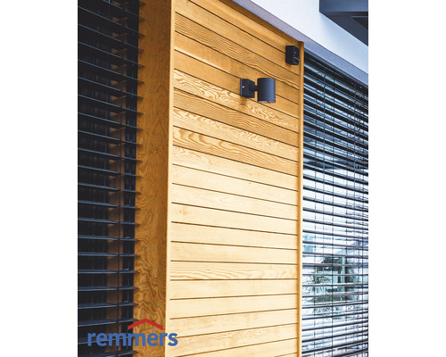 Fassade mit Holzverkleidung und Außenleuchten