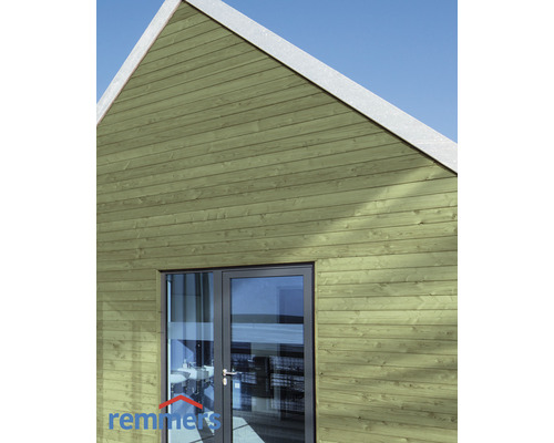Holzhausfassade mit Tür und Remmers Logo