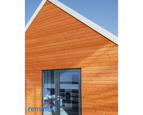 Hausfassade mit Holzverkleidung und Tür