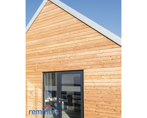 Holzfassade eines Gebäudes mit Tür und Remmers Logo