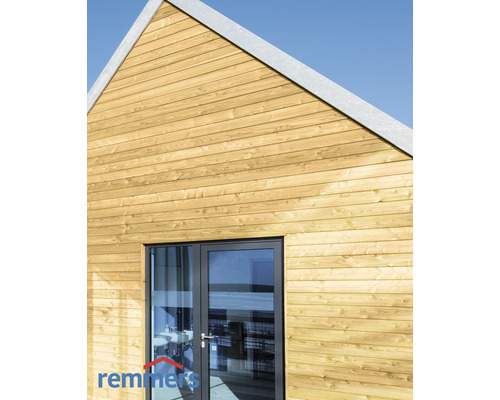 Holzfassade mit Fenster und Tür