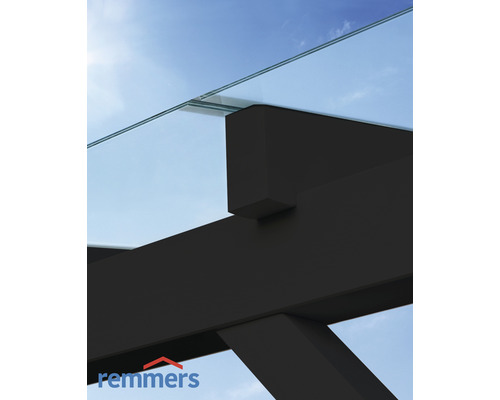 Detailaufnahme einer Glasüberdachung auf einer dunklen Holzkonstruktion vor blauem Himmel