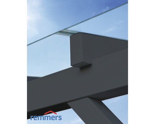 Detailansicht einer Terrassenüberdachung mit Glasdach und Unterkonstruktion