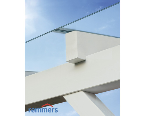 Detailaufnahme eines Glasdaches mit weißer Holzkonstruktion vor blauem Himmel