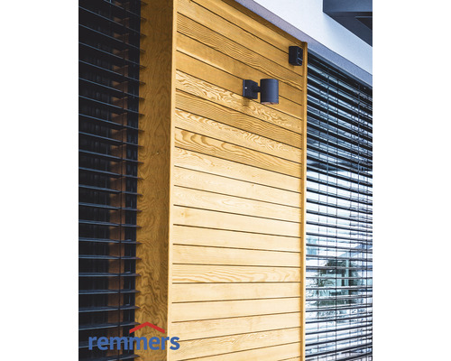 Holzfassade mit horizontalen Brettern und zwei Außenleuchten