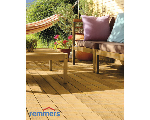Terrasse mit Holzmöbeln, Hängematte und Blumen auf sonnigem Holzboden. Remmers Logo.