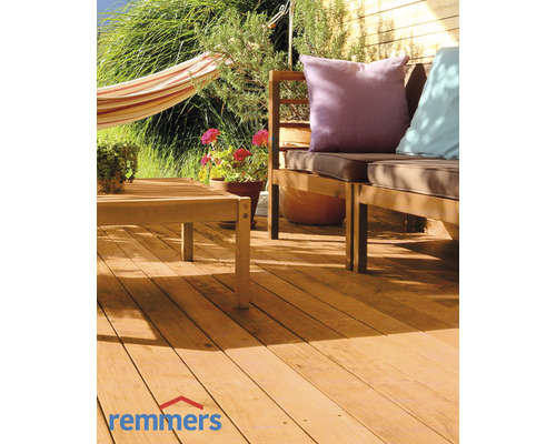 Außenbereich mit Holzterrasse, Gartenmöbeln und Hängematte