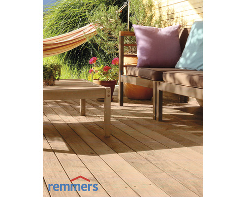 Holzterrasse mit Gartenmöbeln und Remmers Logo