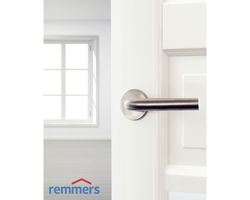 Innenraum mit Tür und Fenster sowie Remmers Logo