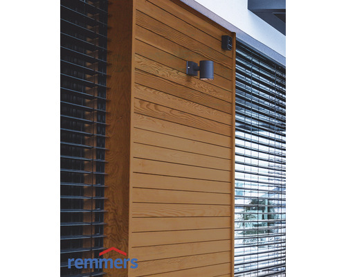 Holzfassade mit Aussenleuchten und Lamellenfenstern