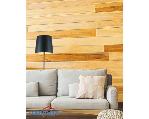 Wohnzimmer mit Holzpaneelwand, Sofa und Stehlampe