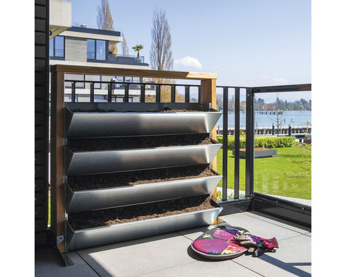 Metall Hochbeet mit Holzrahmen und vier Ebenen auf einem Balkon