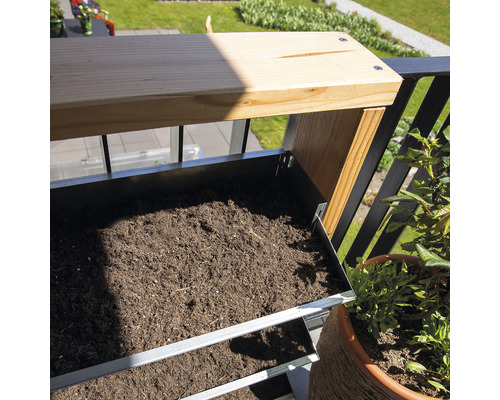 Balkonkasten mit Erde auf einem Balkon