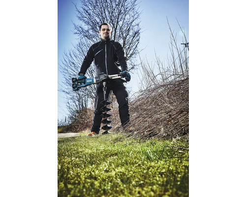 Mann mit Erdbohrer im Garten