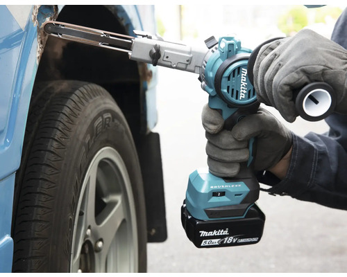 Akku-Bandschleifer beim Schleifen von Rost an einem Auto