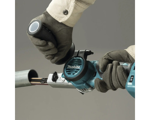 Eine Rohrbandschleifmaschine im Einsatz.