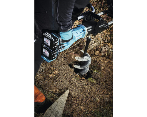 Makita Erdbohrer beim Bohren eines Lochs in den Boden