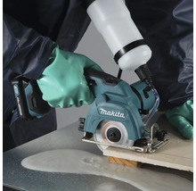 Makita Akku-Fliesenschneider beim Schneiden einer Fliese mit Wasserzufuhr