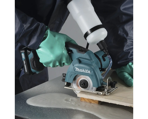 Makita Akku-Fliesenschneider beim Schneiden einer Fliese mit Wasserzufuhr