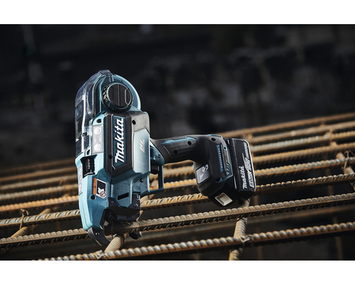 Makita Logo auf einem Akku-Bindeisen, das auf Bewehrungsstahl platziert ist.