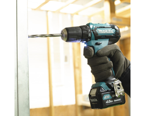Makita Akku-Bohrschrauber im Einsatz beim Bohren in Metall