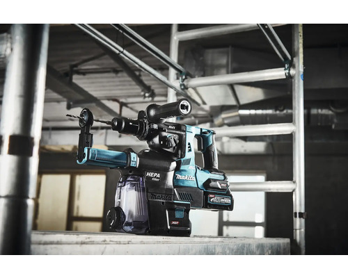 Makita Bohrhammer mit Staubabsaugung auf einer Baustelle