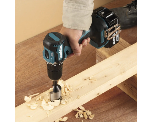 Makita Akku-Bohrschrauber beim Bohren eines Lochs in ein Holzbrett