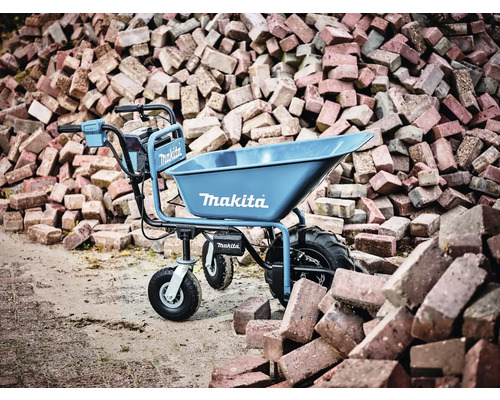 Makita Akku Schubkarre vor einem Ziegelsteinhaufen