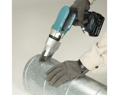 Makita Akku-Blechschere schneidet ein Lüftungsrohr aus Metall