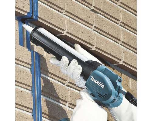 Anwendung einer Kartuschenpistole von Makita auf einer Ziegelwand.