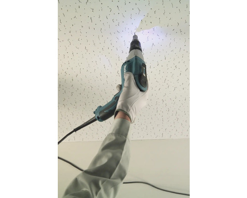 Eine Person bohrt mit einem Bohrer in eine Decke.