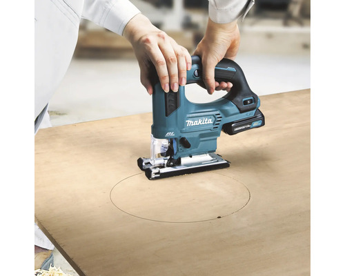 Makita Stichsäge schneidet Kreis in Holzplatte