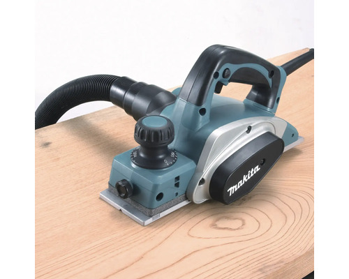 Makita Elektrohobel mit Staubabsaugung auf einem Holzbrett