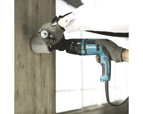 Bohren mit einem Makita Bohrhammer in eine Betonwand mit Staubabsaugung