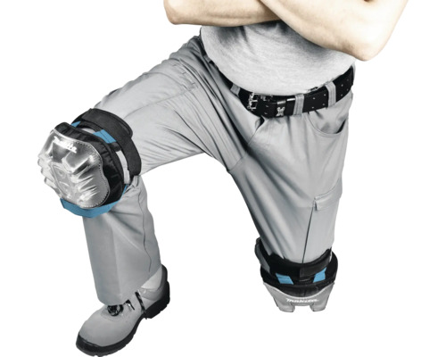 Eine Person trägt Knieschoner für die Arbeit