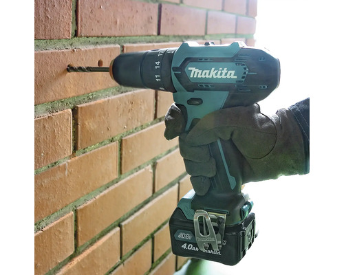 Akkubohrschrauber beim Bohren in eine Ziegelwand