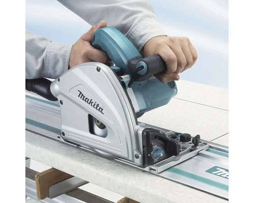 Makita Tauchsäge im Einsatz auf einer Führungsschiene
