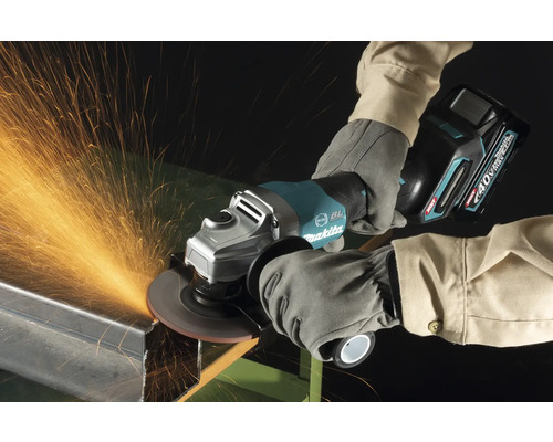 Eine Person benutzt einen Makita Akku-Winkelschleifer zum Schleifen von Metall, wodurch Funken entstehen.