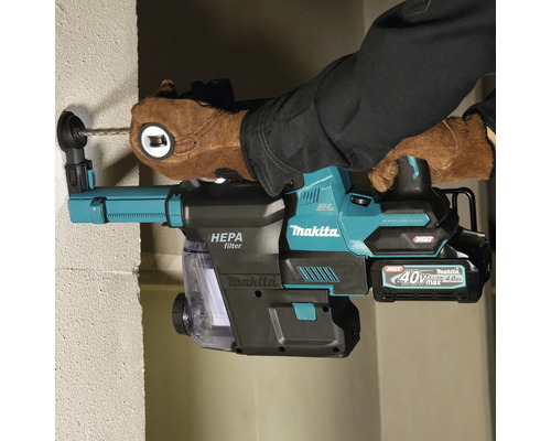 Makita Akku-Bohrhammer mit integrierter Staubabsaugung beim Bohren in eine Wand