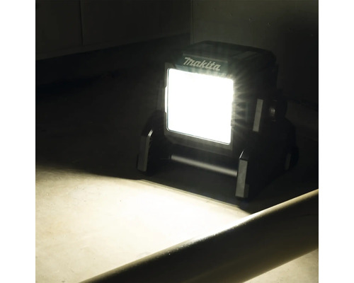 Makita Logo. Mobile Arbeitsleuchte leuchtet im Dunkeln.