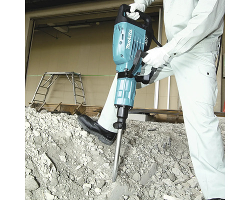 Makita Abbruchhammer im Einsatz beim Zerkleinern von Beton