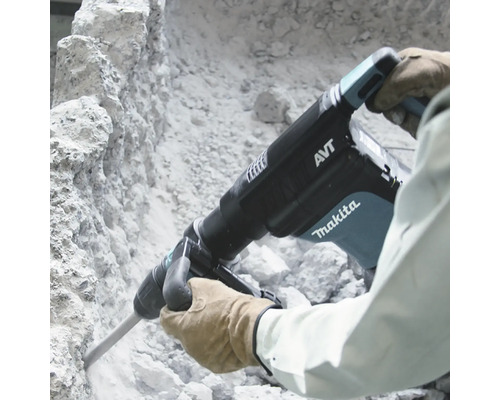Makita Abbruchhammer im Einsatz an einer Steinwand.