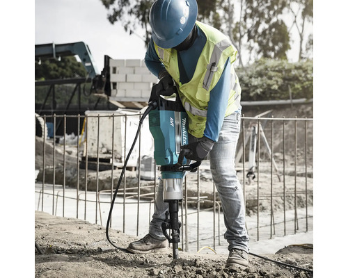 Bauarbeiter mit Presslufthammer von Makita auf einer Baustelle