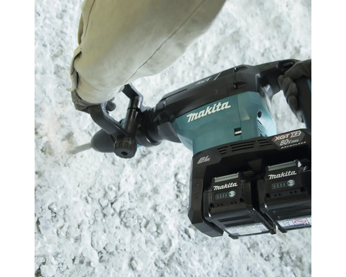 Makita Bohrhammer beim Bearbeiten einer Steinwand